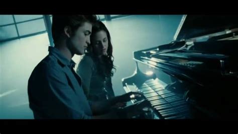 does robert pattinson play piano in twilight
